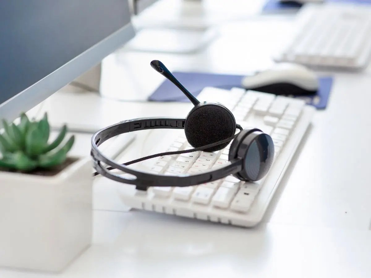  Telephone headset for contact center account servicing